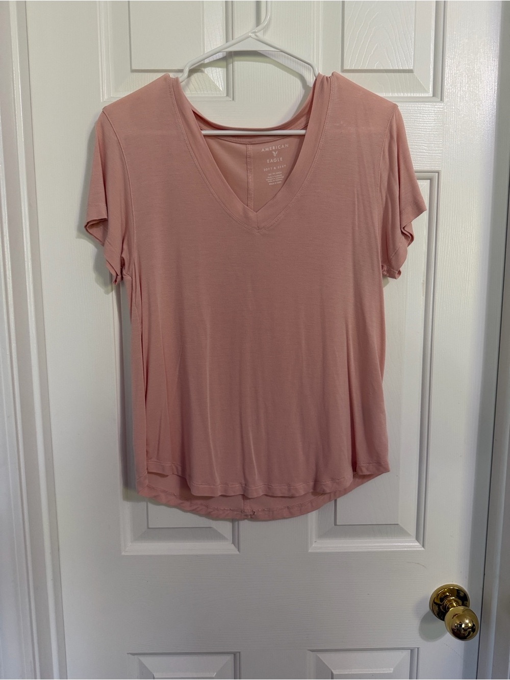 American Eagle Outfitters V-Neck Short Sleeve Tee in Blush Pink